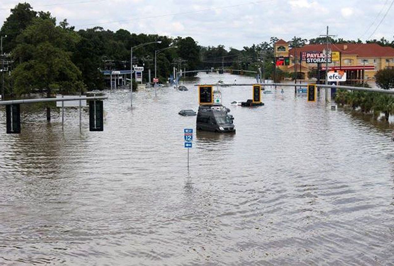 Tisuće evakuiranih zbog poplava u Louisiani i požara u Kaliforniji