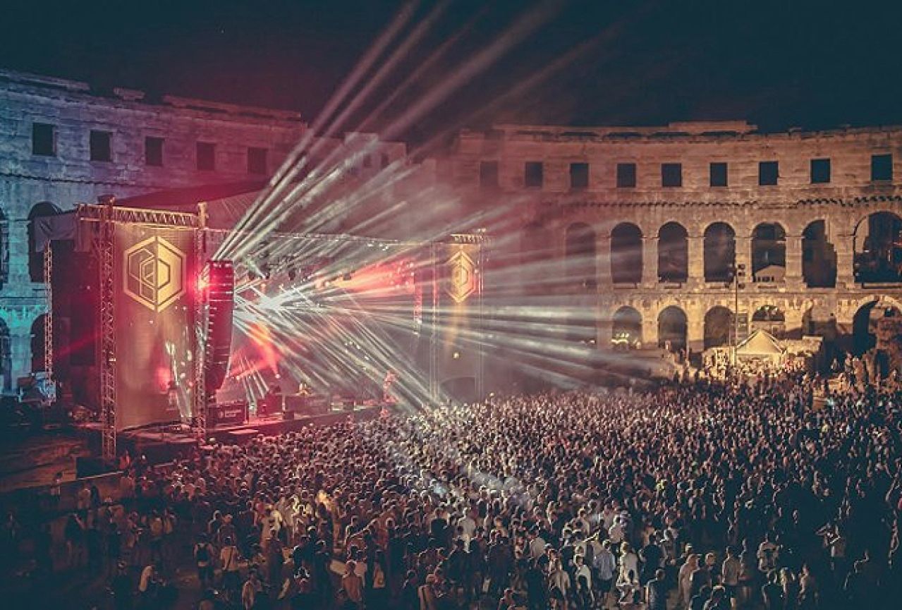 Najveća pozornica ikad postavljena: Arena spremna za Massive Attack
