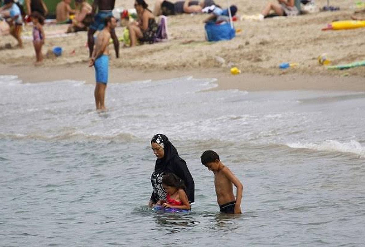 Cannes: Kazna od 38 eura za kupanje u burkiniju