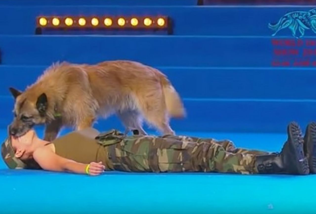  Pogledajte kako pas oživljava vojnikinju koja je ostala bez svijesti 