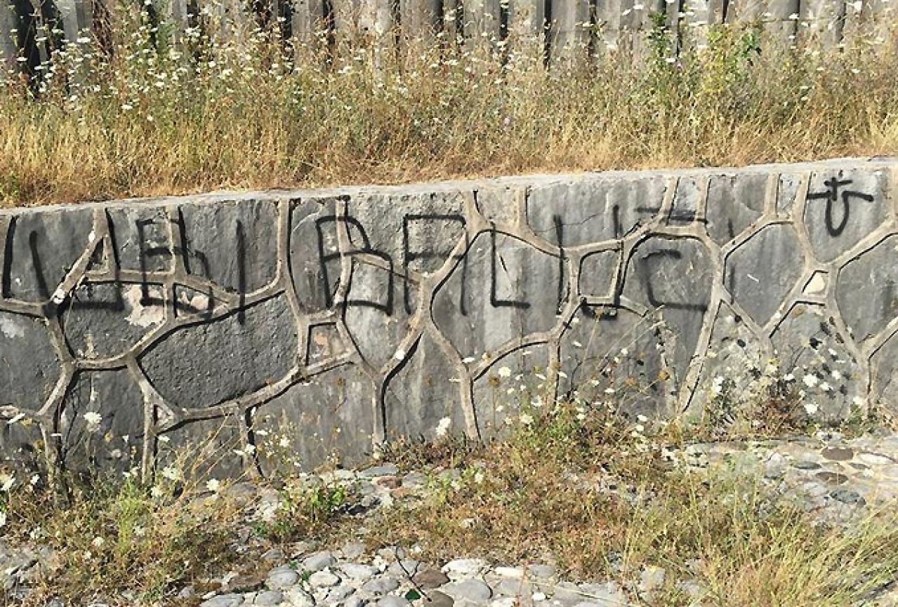 Grafit "Ubij balije" na Partizanskom groblju u Mostaru