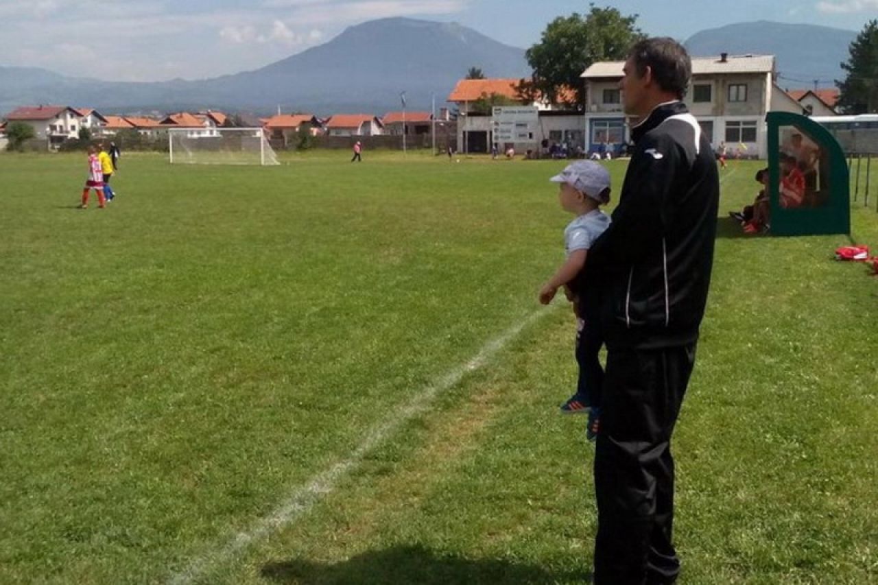 Trener iz Bugojna utakmicu vodio s unukom u naručju
