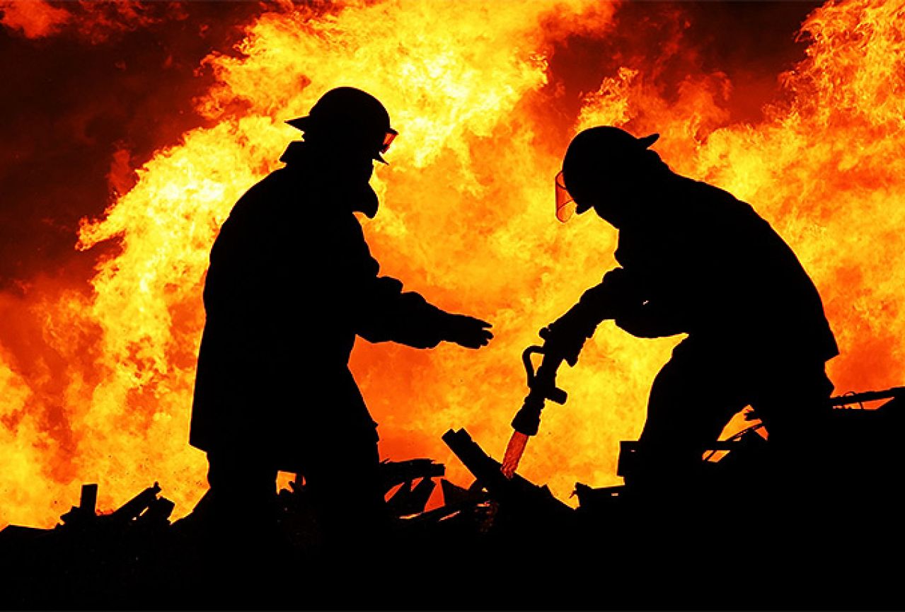 Čapljina: Vatrogasci se od zore bore s požarom