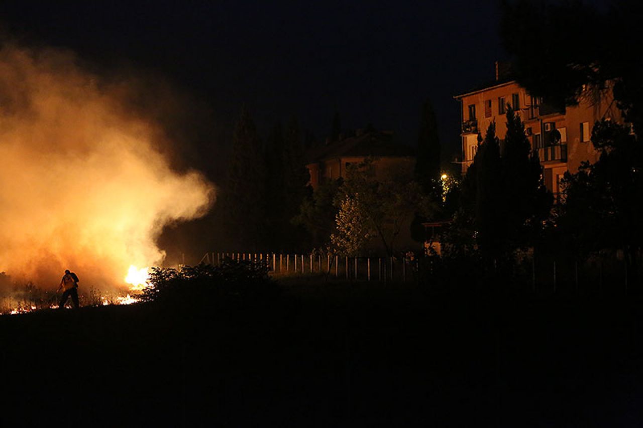 Vatra ugrozila stambene objekte u Rodoču