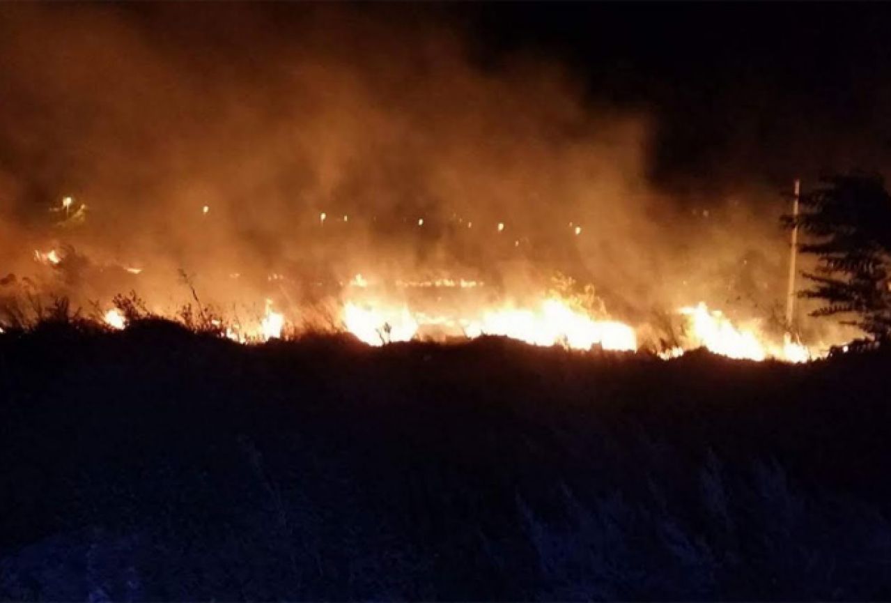 Vatrogasci lokalizirali veći požar u mostarskoj Dolini sunca