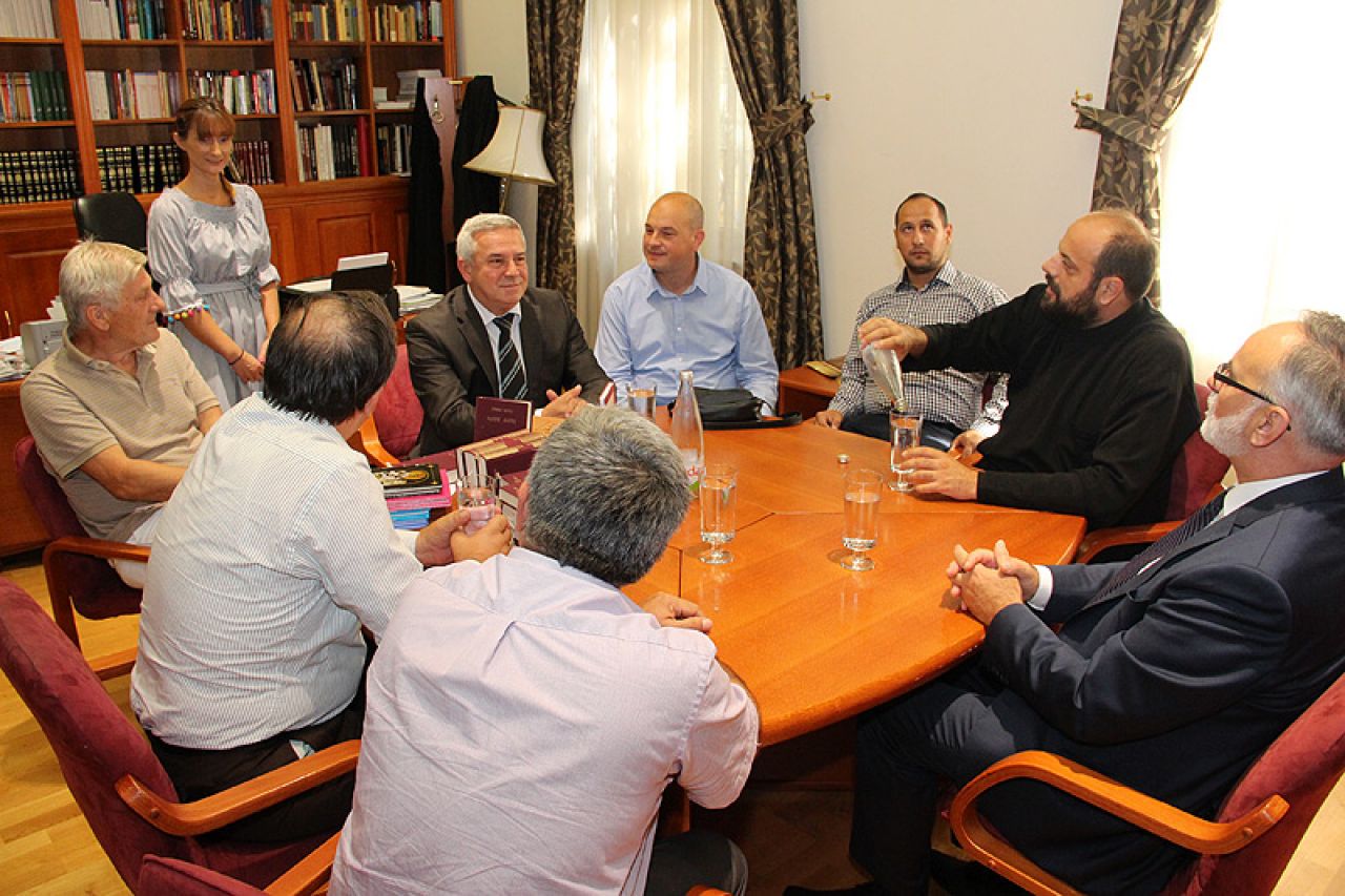 Ministar iz RS donirao knjige crkvenoj biblioteci u Mostaru