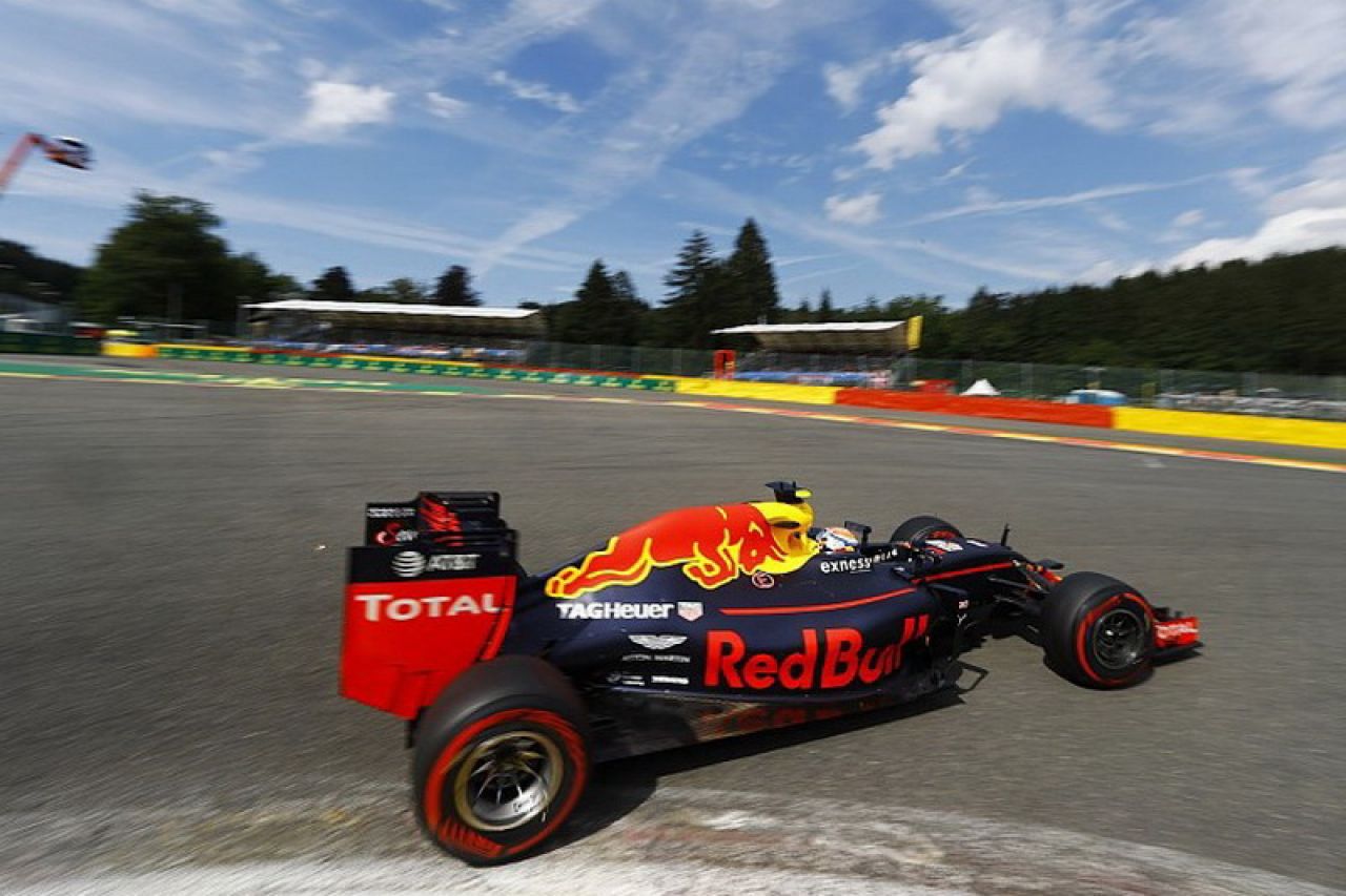 Verstappen najbrži na 2. treningu, 'Mečke' testirale postavke za utrku