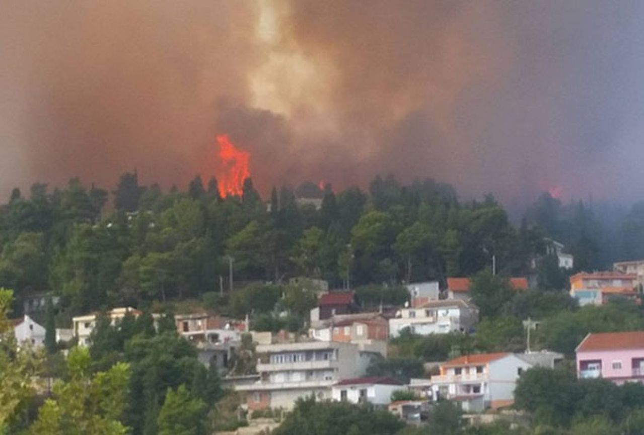 Dramatična situacija kod Ulcinja: Veliki požar stigao do naselja, uništene dvije kuće
