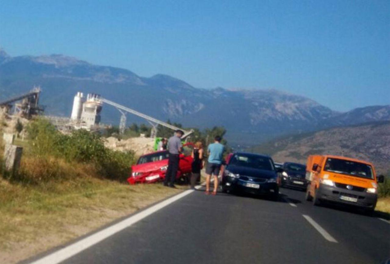 Mostar: Sudar triju vozila - od siline udarca jedno sletjelo s ceste