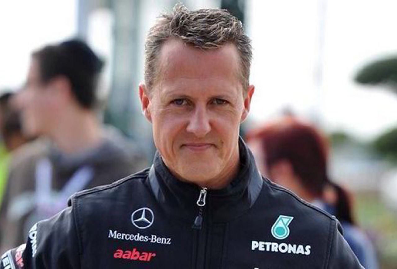 Schumacher napravio prve korake uz pomoć terapeuta
