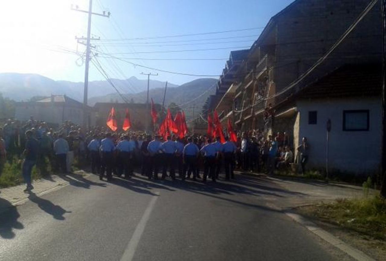 Neredi na Kosovu: Albanci blokirali autobus sa Srbima pa napali policiju