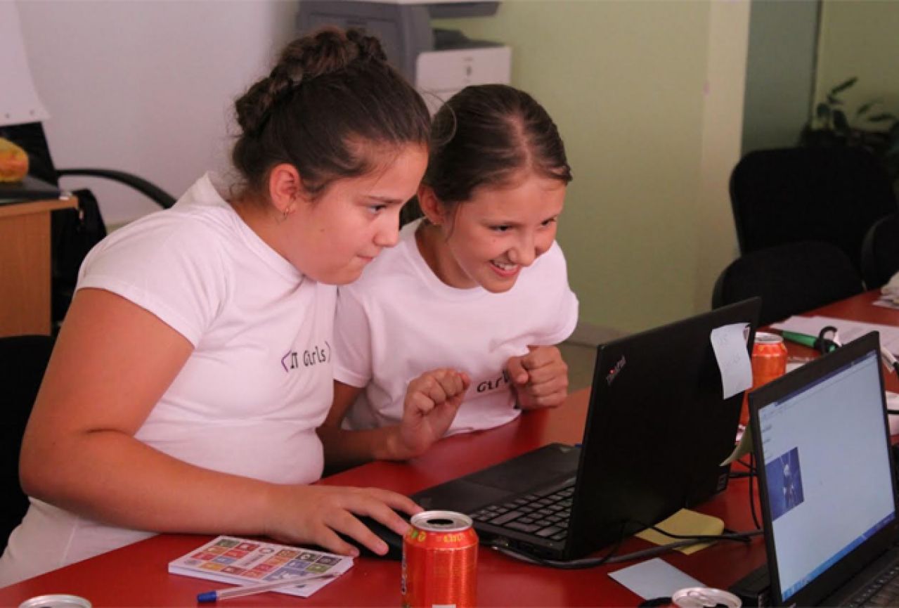 Besplatan trening iz programiranja za djevojčice iz Mostara