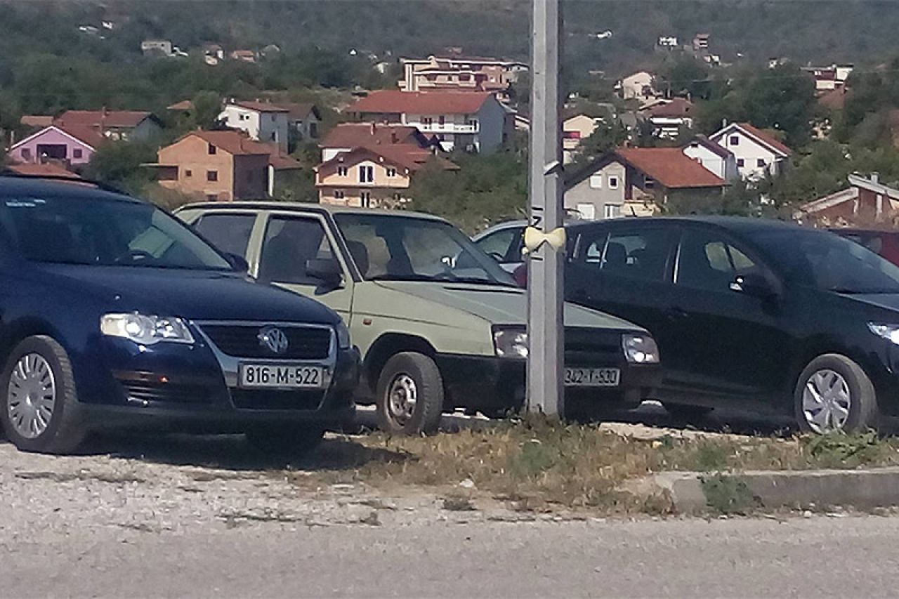 Mostar: Izgubila grudnjak na banderi
