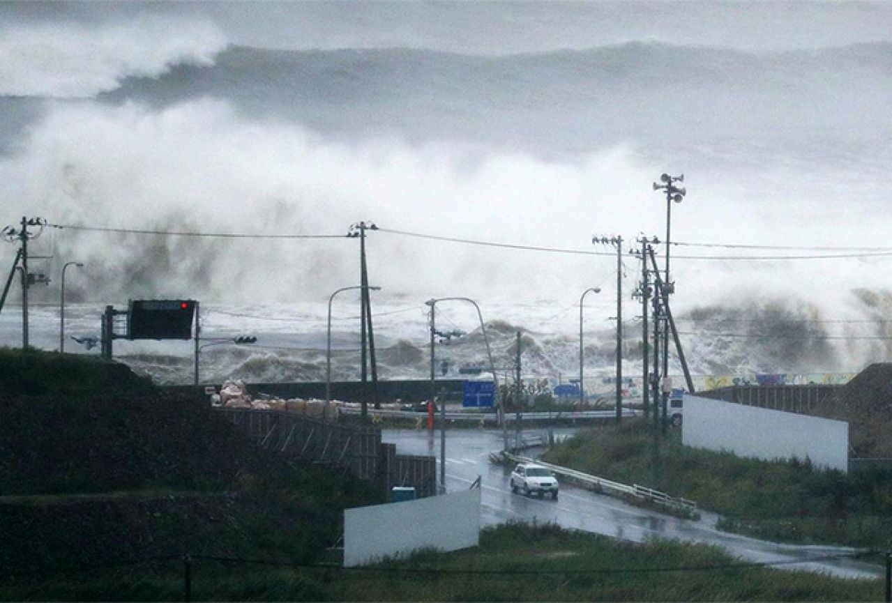Tajfun se kreće prema Japanu i nuklearki Fukušima