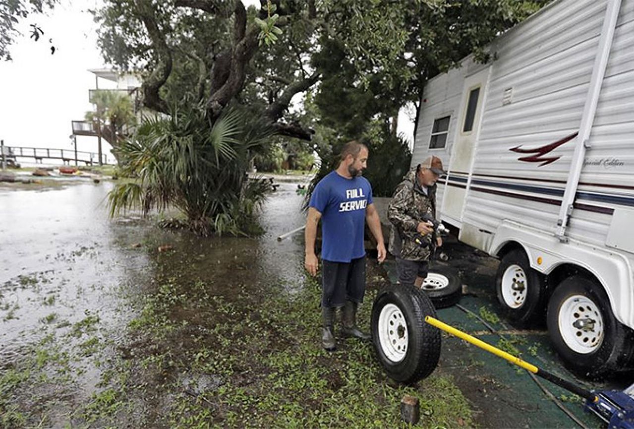 Uragan Hermine pogodio Floridu, tisuće ljudi bez struje
