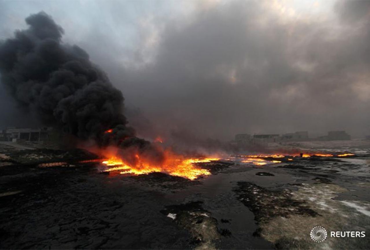 Očajnički potezi ISIL-a: Naftom poplavili ulice i zapalili grad