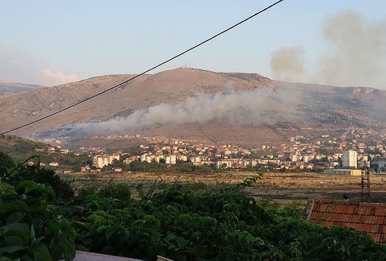 Mostar: Izbio požar u blizini naselja