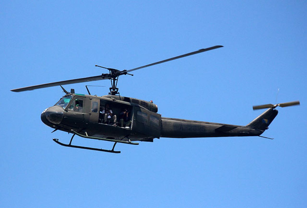 Helikopter Oružanih snaga gasi požar u Trebinju