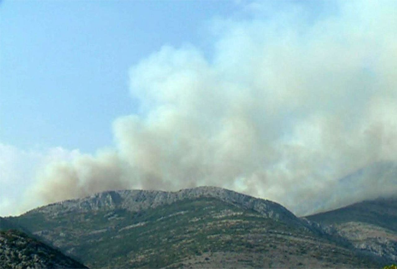Vatra kod Trebinja zaprijetila selima: Ozlijeđena četiri vatrogasca