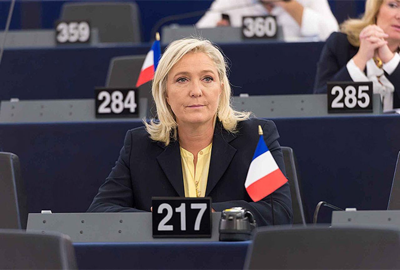 Marine Le Pen najavila referendum o ostanku u EU ako dođe na vlast