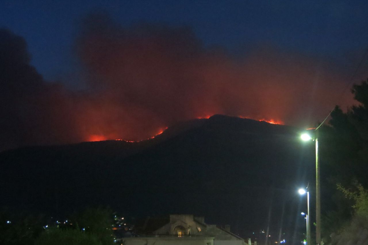 Vatrogasci stavili pod kontrolu požar u Trebinju