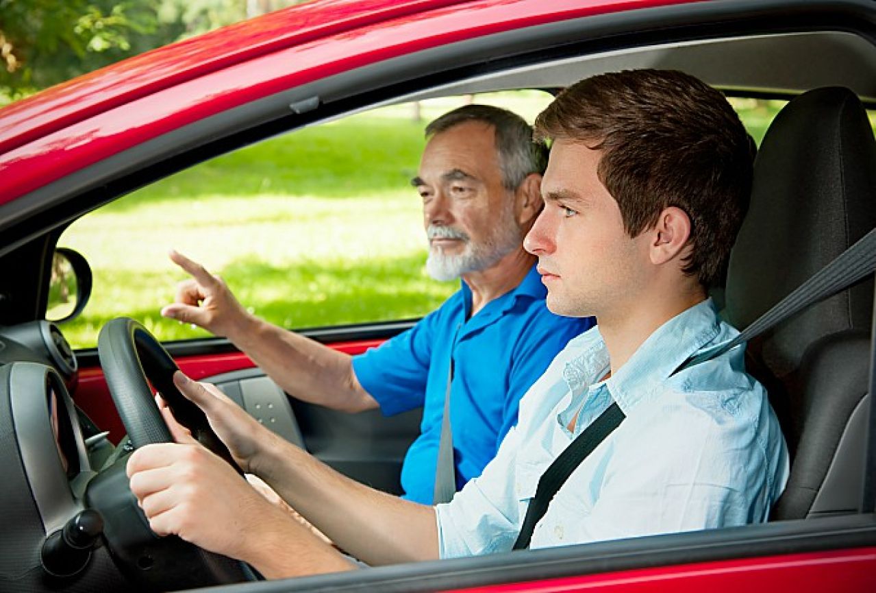 Koje greške za volanom rade mlađi, a koje stariji vozači?