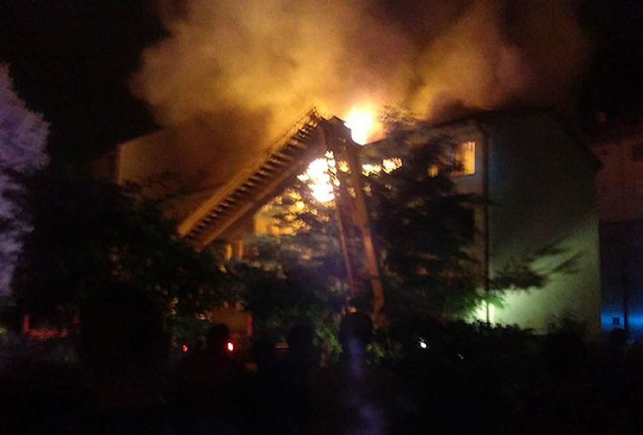Niš: Požar progutao stambenu zgradu, ljudi skakali sa prozora