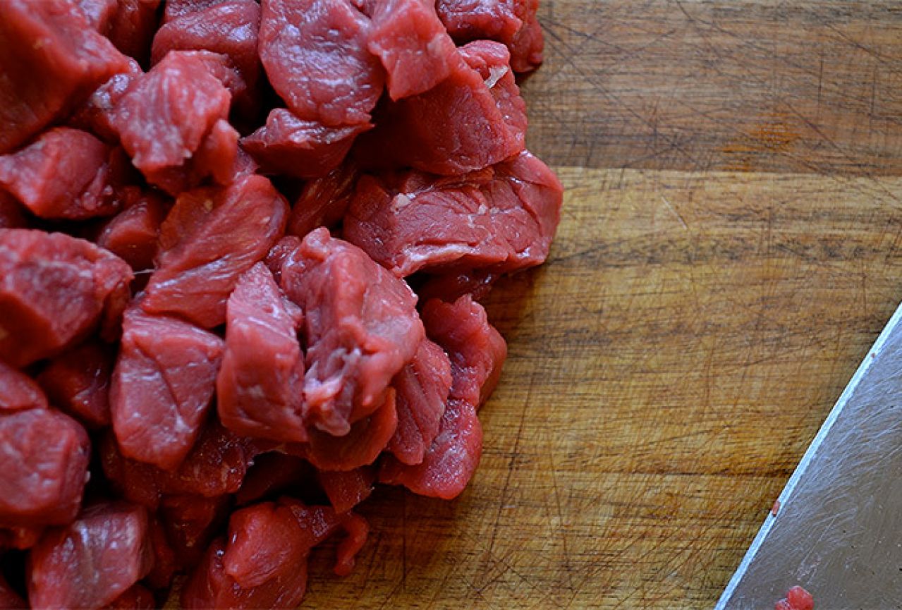 Prijem kurbanskog mesa u kuhinji Crvenog križa grada Mostara