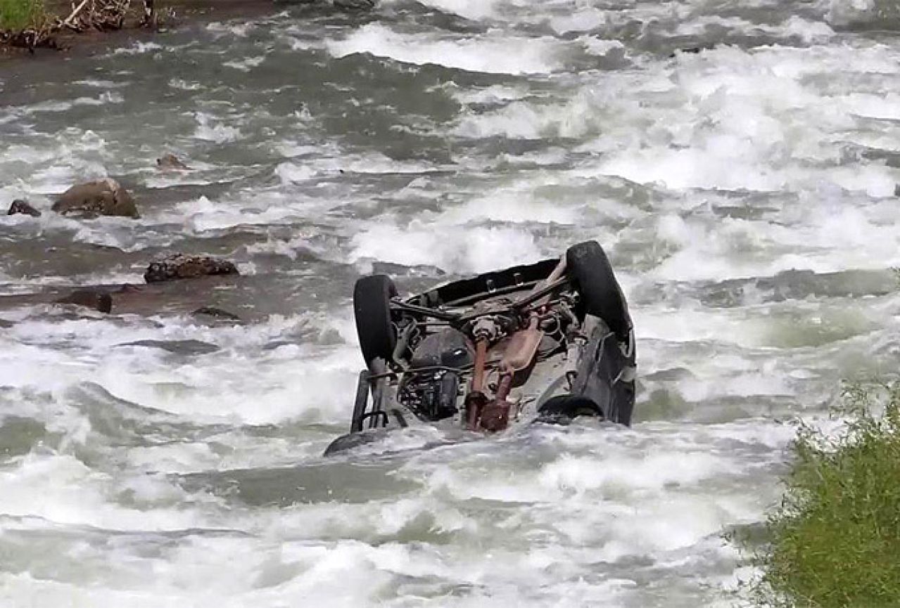 Teška nesreća: Poginula djevojka, vozila nakon sudara završila u rijeci