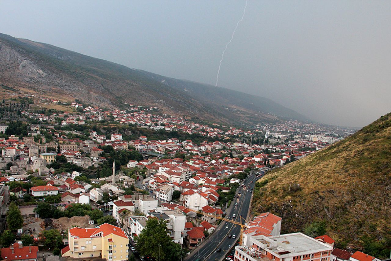 Udar groma ostavio Mostar bez struje
