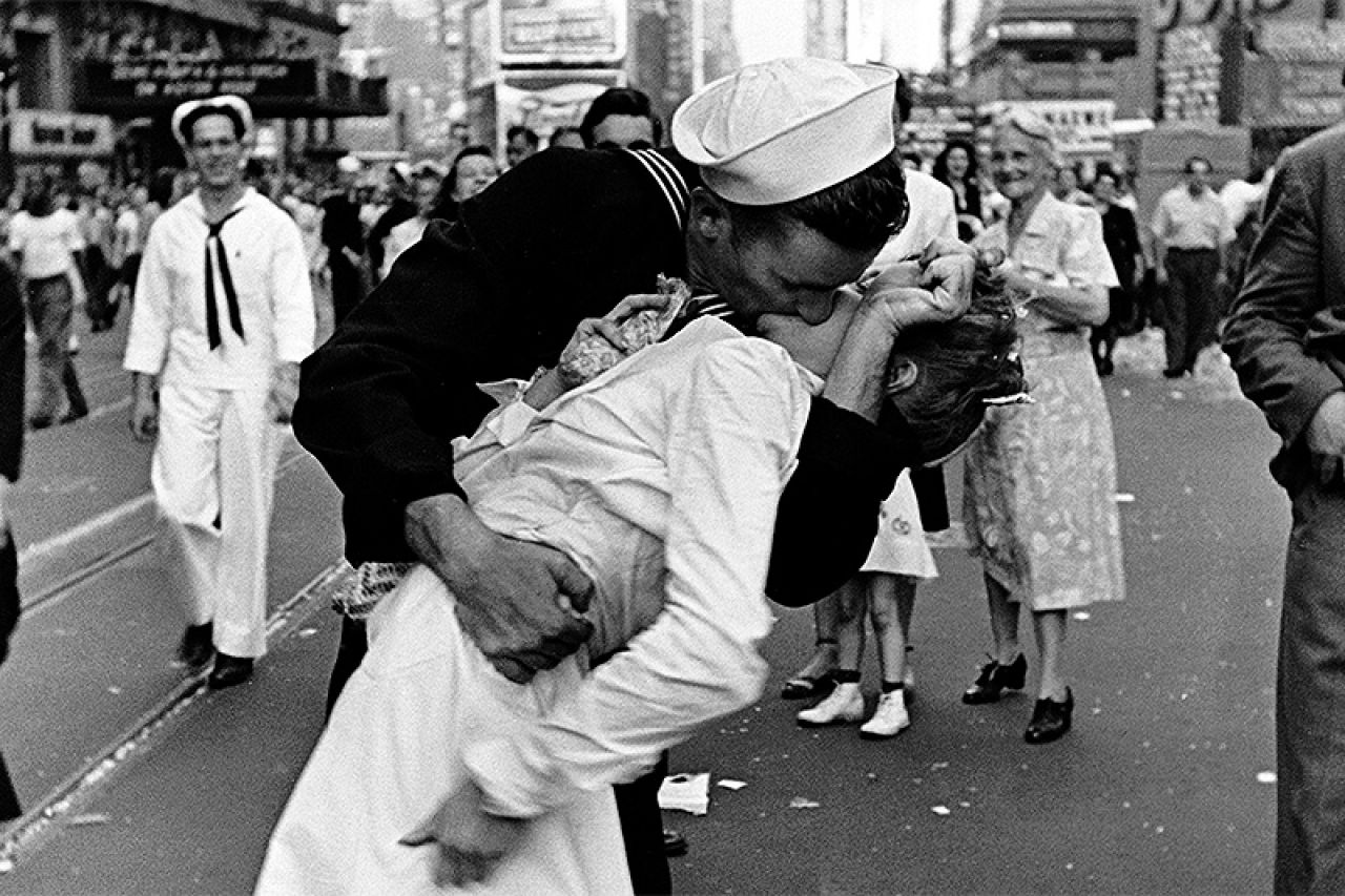 Umrla žena koju je na Times Squareu strastveno poljubio mornar