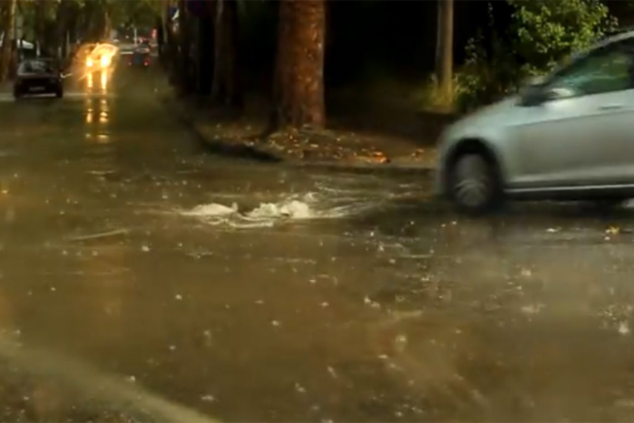 Nove kiše, stari problemi: Kiša i otpadne vode poplavile ulicu