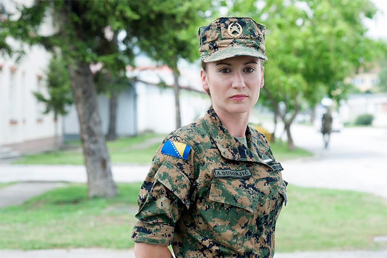 Aldina Dugonjić: potporučnica koja razbija stereotipe o ženama u uniformi