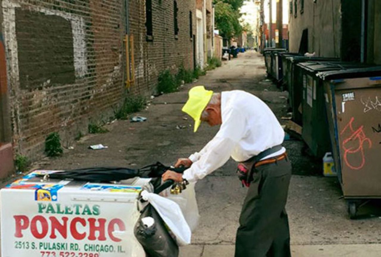 Nakon fotografije starca koji gura kolica internet zajednica skupila 250.000 $