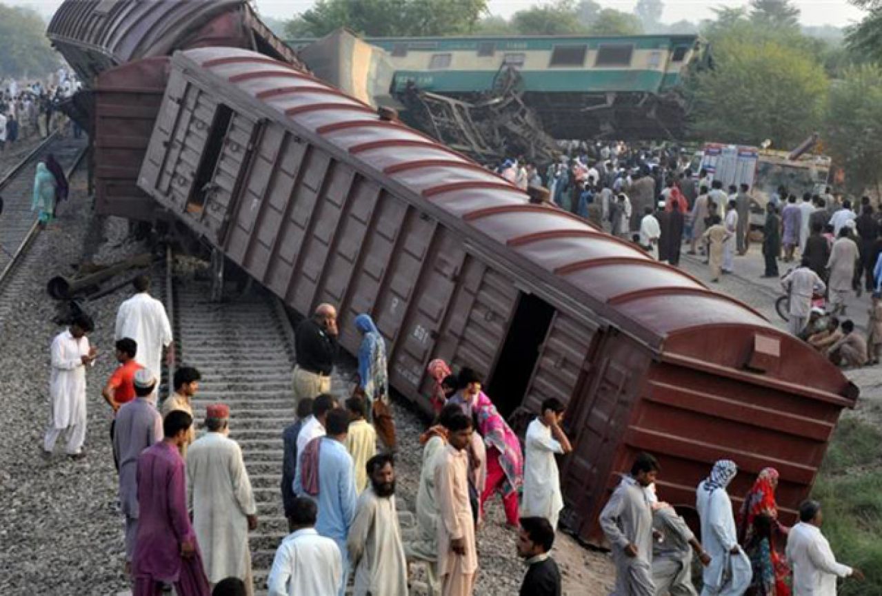 Šest poginulih, stotine ozlijeđenih u sudaru vlakova 