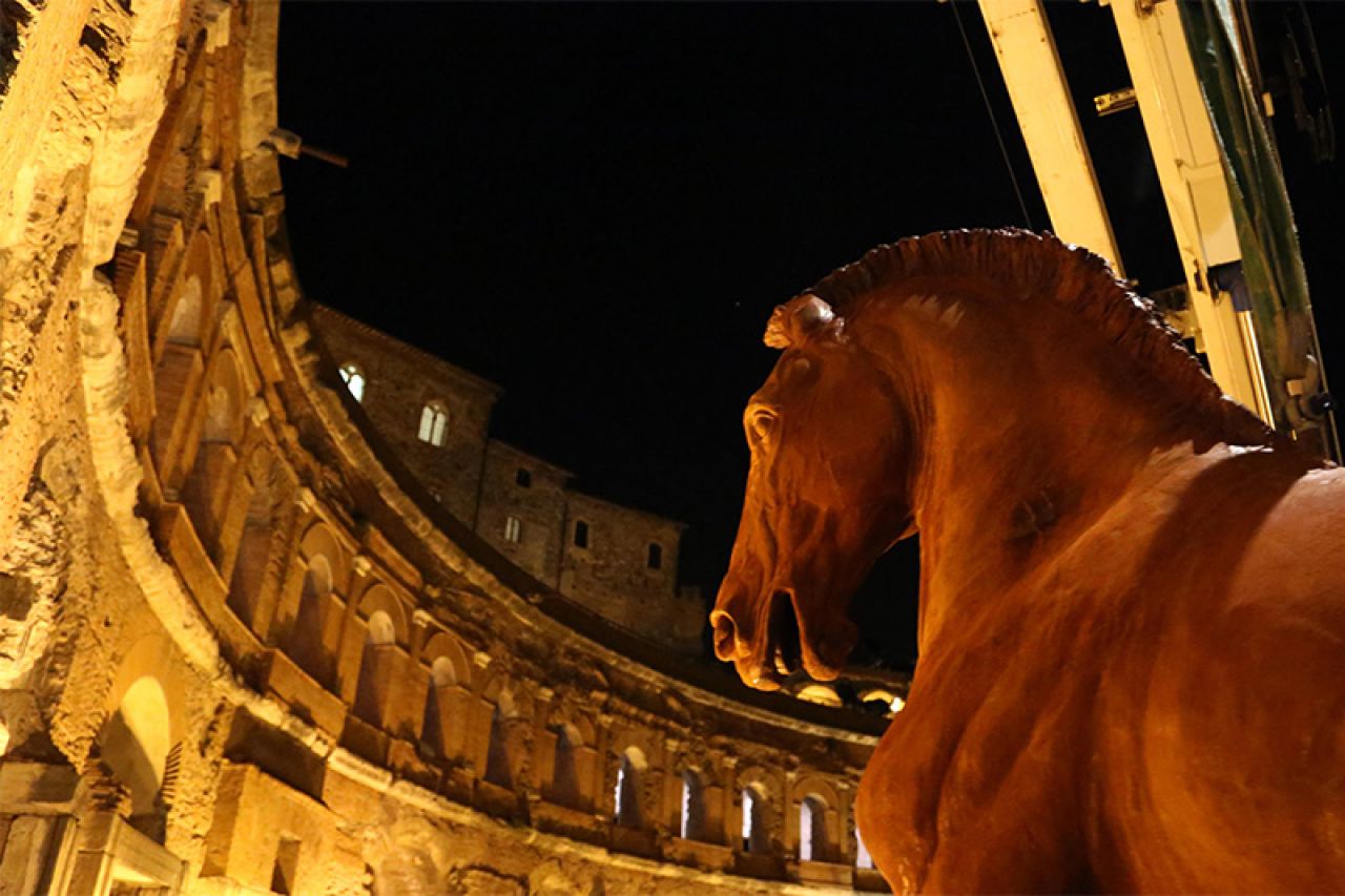 Četrdeset skulptura konja postavljeno pored najljepših rimskih znamenitosti