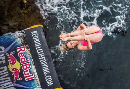 https://storage.bljesak.info/article/169895/450x310/red-bull-cliff-diving-rachelle-simpson.jpg