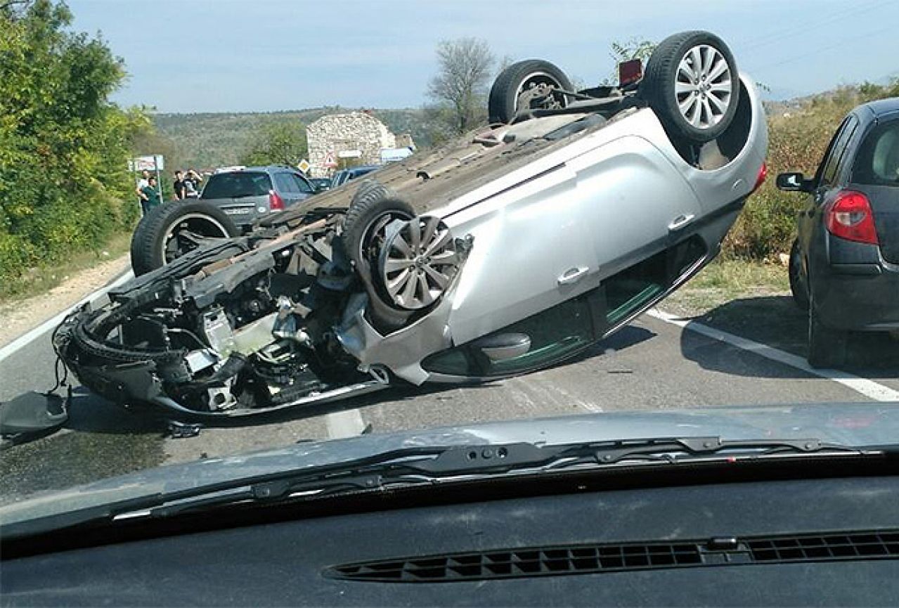 Mostar-Čitluk: Prevrnuo auto na krov