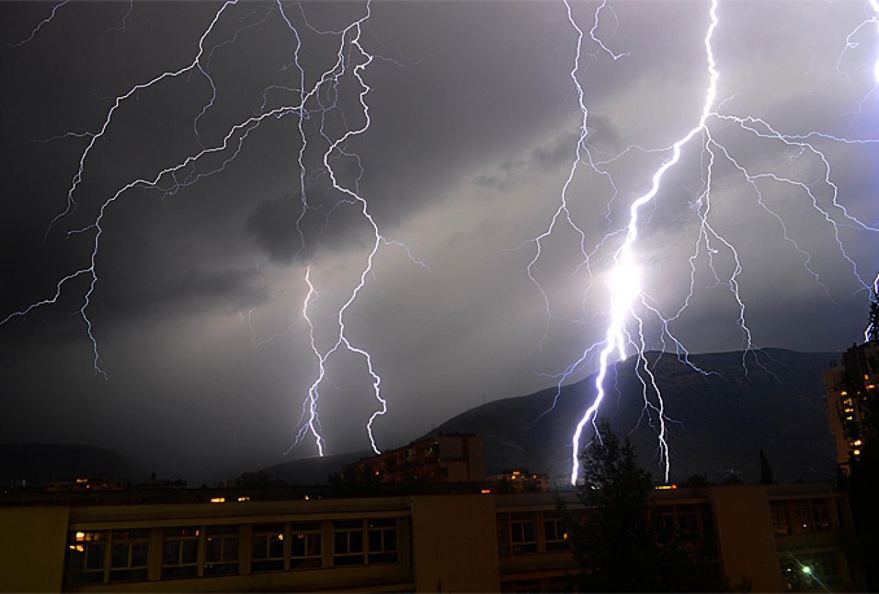 Žuti meteoalarm zbog grmljavine na području Mostara i Hercegovine