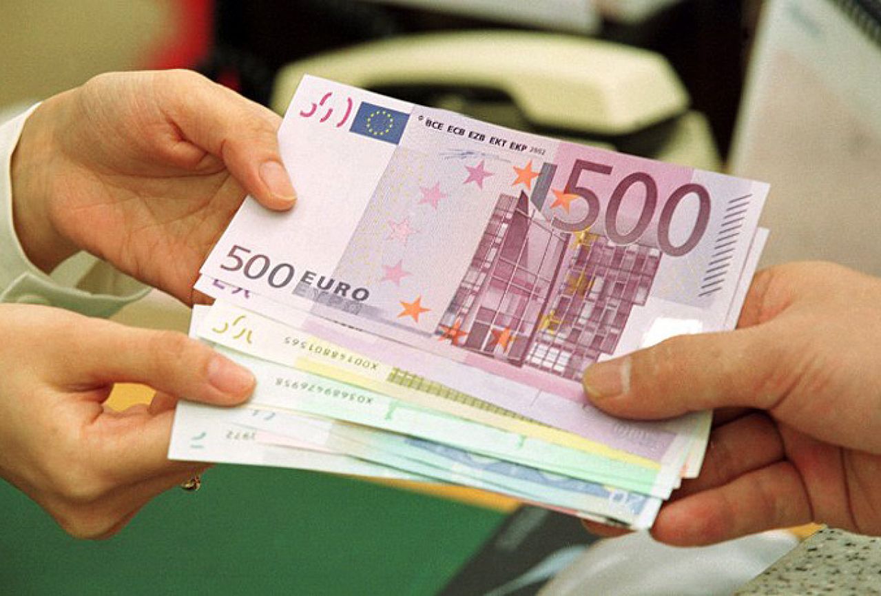 Zbog financijske nediscipline Slovenac godišnje 'baci' 1208 eura 