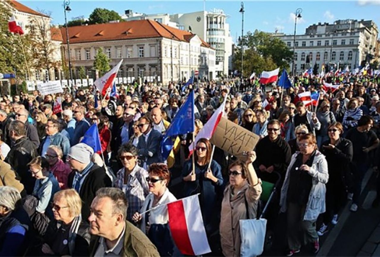 Varšava: Deseci tisuća prosvjednika u protuvladinim prosvjedima