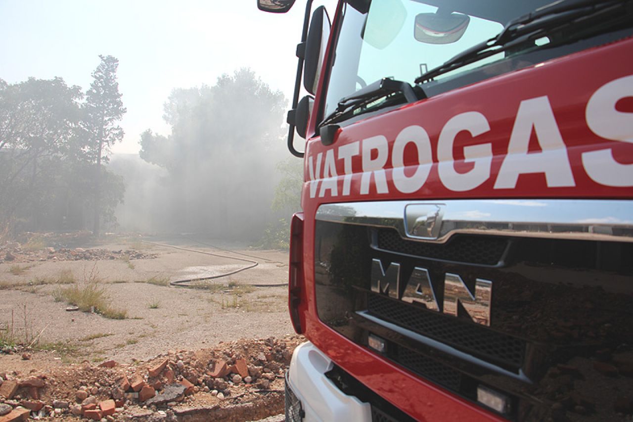 Sedam požara u županiji, u Mostaru gorjeli borovi