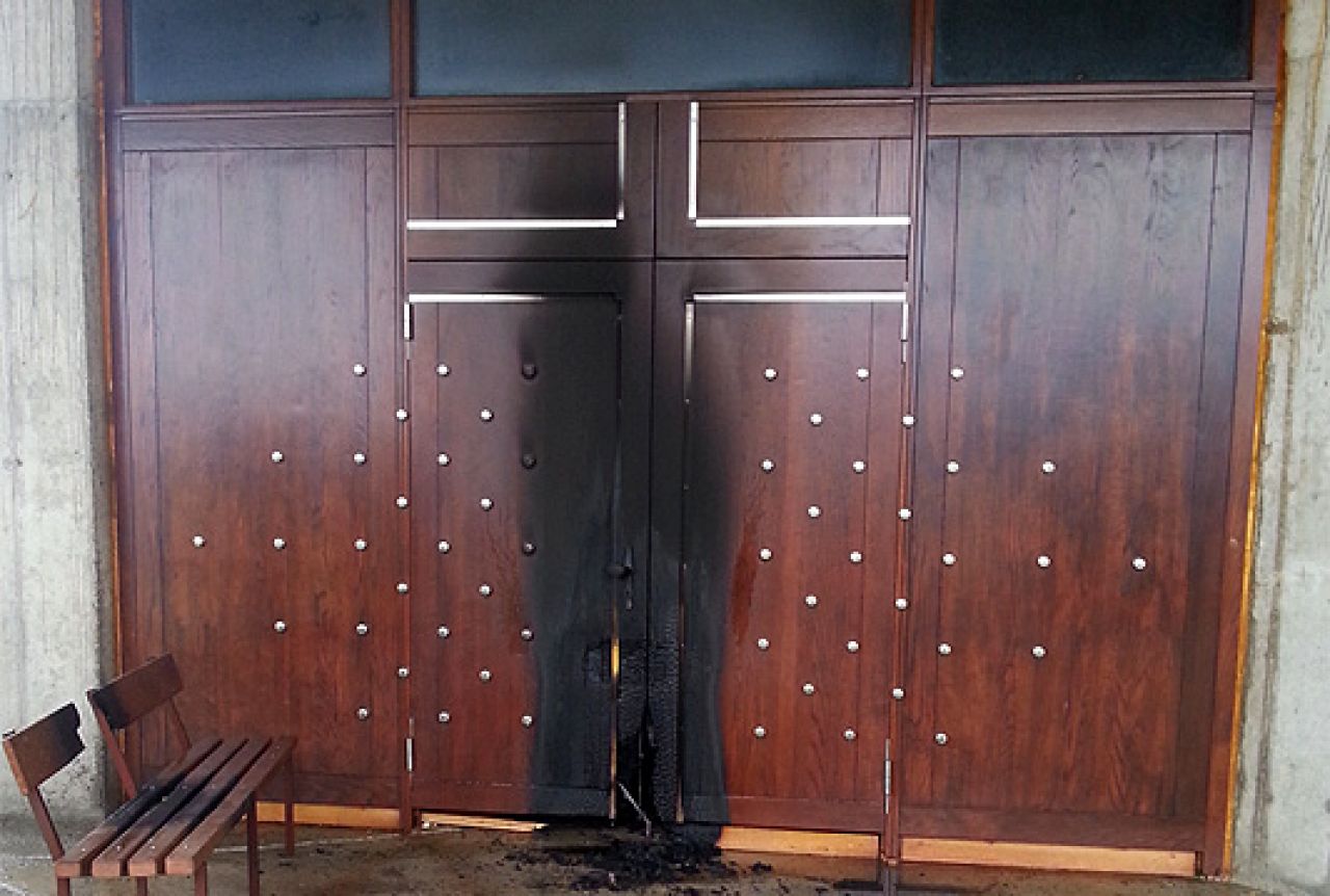 Uskršnja poruka povratnicima: Spaljena vrata na crkvi u Petrićevcu
