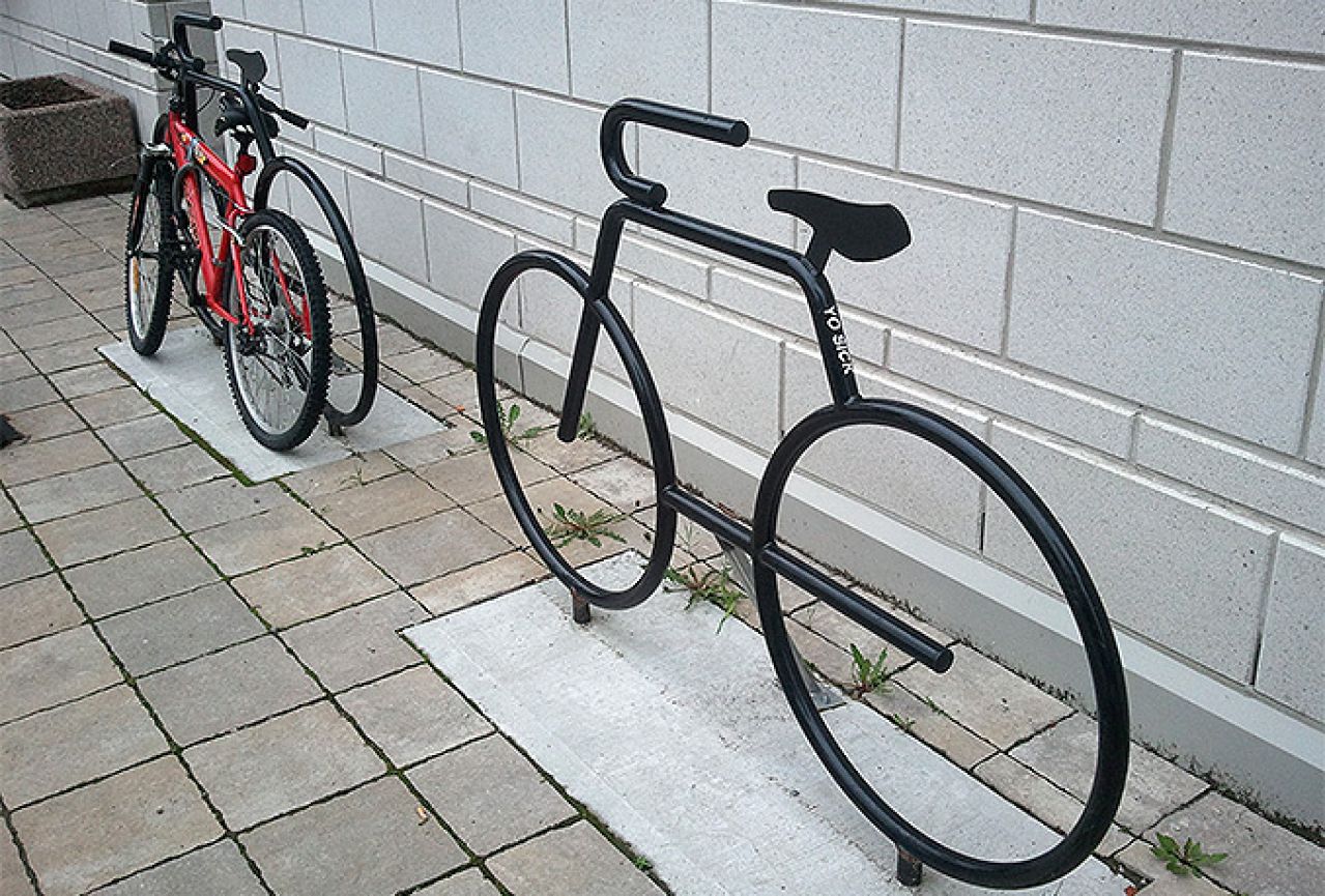Trebinje dobilo  parkiralište za bicikle sa solarnim panelom i usb priključcima