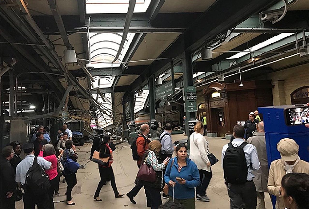 Teška nesreća u New Jerseyu: Putnički vlak se zabio u kolodvor