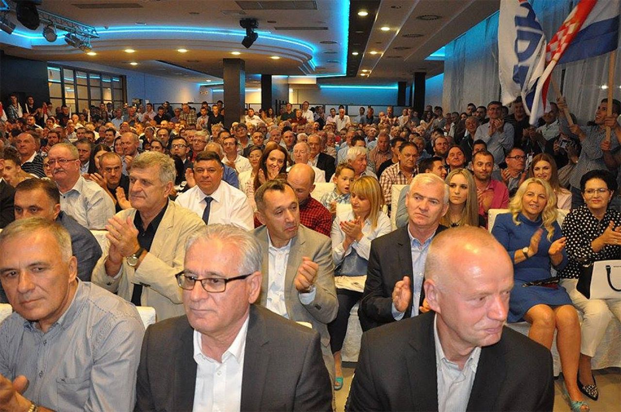 Pred više od 800 članova i simpatizera održan središnji predizborni skup HDZ BiH u Čitluku