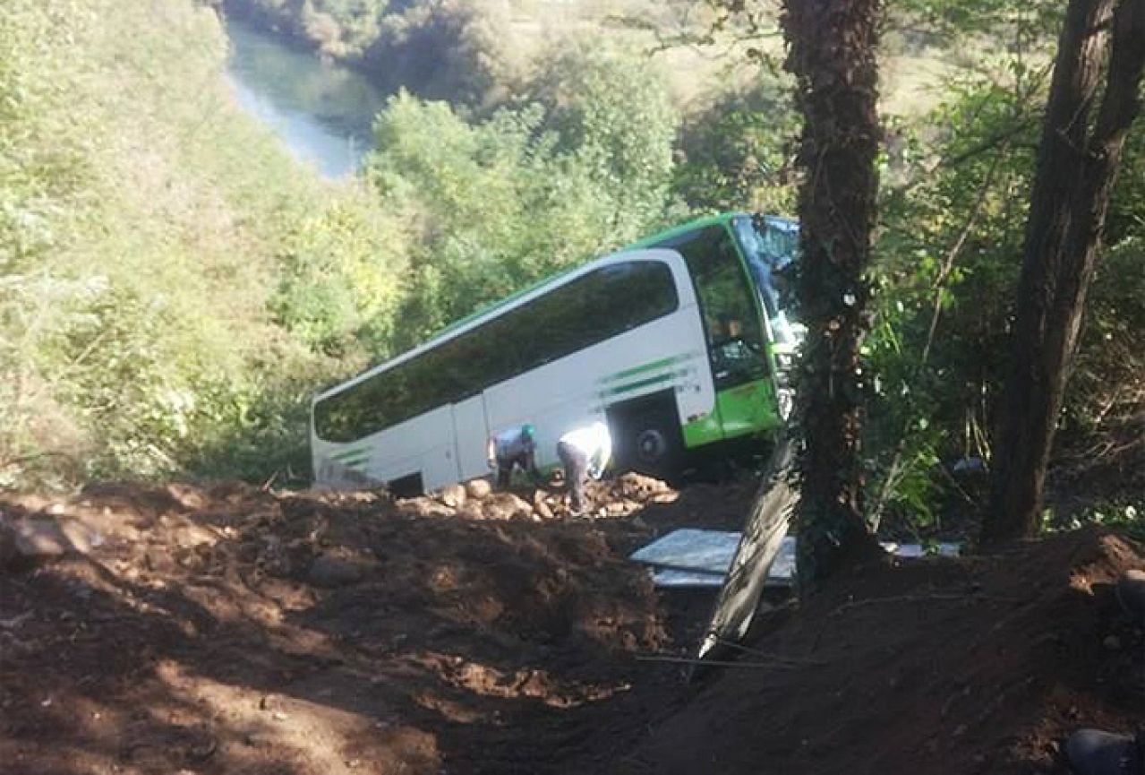 Jablanica: Autobus sletio s ceste u provaliju