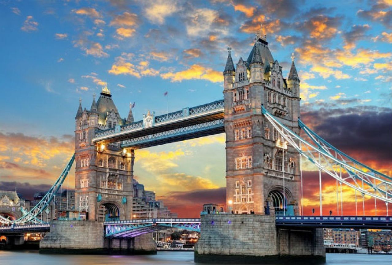 Zatvoren londonski Tower Bridge