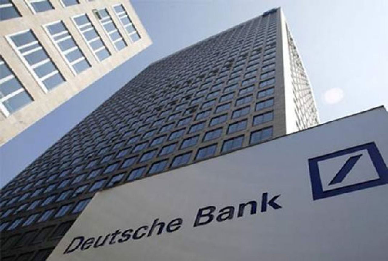 Euro blago ojačao, splasnule bojazni u vezi Deutsche banke