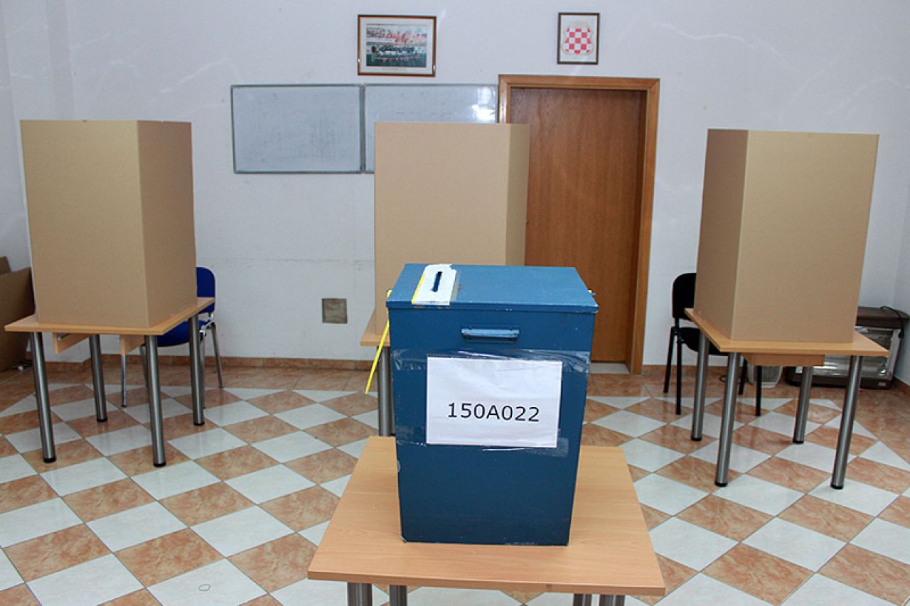 Zatvorena birališta u BiH: Izbori u sjeni obračuna u Stocu
